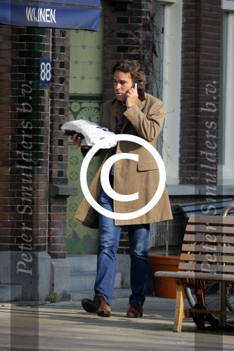 Amsterdam 16 februari 2015
Camiel Eurlings bellend op straat in amsterdam zuid.
