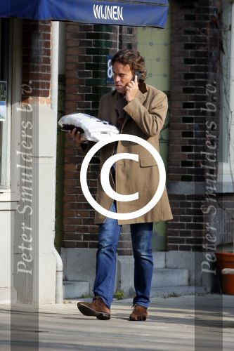 Amsterdam 16 februari 2015
Camiel Eurlings bellend op straat in amsterdam zuid.