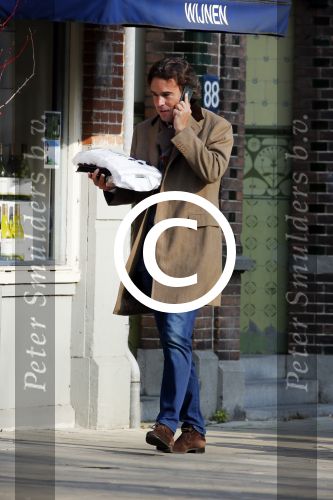Amsterdam 16 februari 2015
Camiel Eurlings bellend op straat in amsterdam zuid.