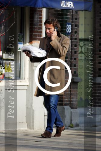 Amsterdam 16 februari 2015
Camiel Eurlings bellend op straat in amsterdam zuid.