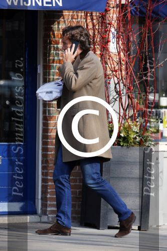 Amsterdam 16 februari 2015
Camiel Eurlings bellend op straat in amsterdam zuid.