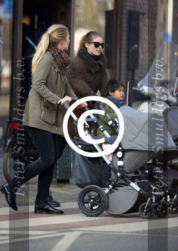 Amsterdam 16 februari 2015
Doutzen Kroes met  zoon phyllon en een vriendin op de pc hooftstraat