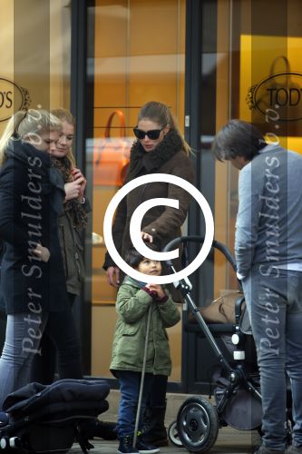 Amsterdam 16 februari 2015
Doutzen Kroes met  zoon phyllon en een vriendin op de pc hooftstraat