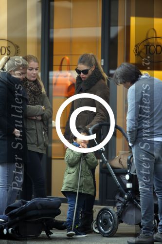 Amsterdam 16 februari 2015
Doutzen Kroes met  zoon phyllon en een vriendin op de pc hooftstraat