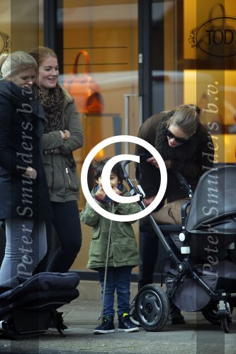 Amsterdam 16 februari 2015
Doutzen Kroes met  zoon phyllon en een vriendin op de pc hooftstraat