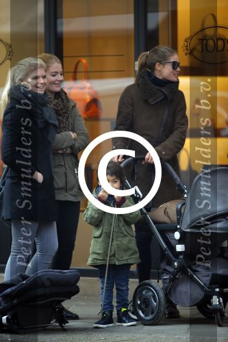 Amsterdam 16 februari 2015
Doutzen Kroes met  zoon phyllon en een vriendin op de pc hooftstraat