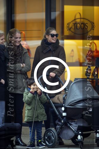 Amsterdam 16 februari 2015
Doutzen Kroes met  zoon phyllon en een vriendin op de pc hooftstraat