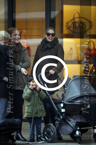 Amsterdam 16 februari 2015
Doutzen Kroes met  zoon phyllon en een vriendin op de pc hooftstraat