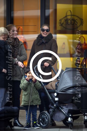 Amsterdam 16 februari 2015
Doutzen Kroes met  zoon phyllon en een vriendin op de pc hooftstraat