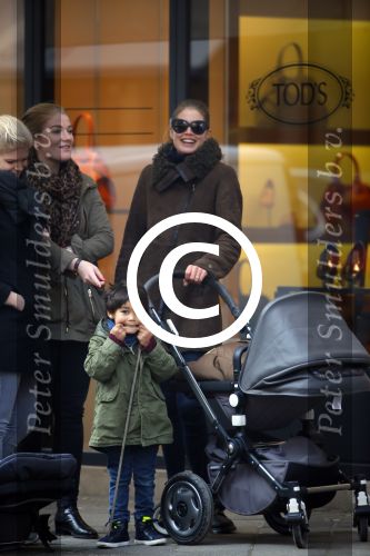 Amsterdam 16 februari 2015
Doutzen Kroes met  zoon phyllon en een vriendin op de pc hooftstraat