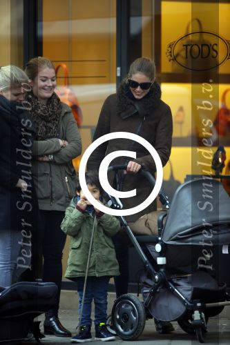 Amsterdam 16 februari 2015
Doutzen Kroes met  zoon phyllon en een vriendin op de pc hooftstraat