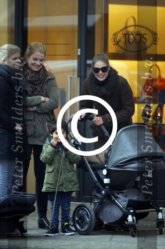 Amsterdam 16 februari 2015
Doutzen Kroes met  zoon phyllon en een vriendin op de pc hooftstraat