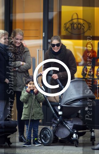 Amsterdam 16 februari 2015
Doutzen Kroes met  zoon phyllon en een vriendin op de pc hooftstraat