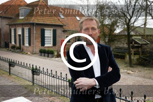 Bronkhorst 12 februari 2015
Presentatie boek Boer Jos en zijn vrouw Dycke.
Harm Edens reikt het uit