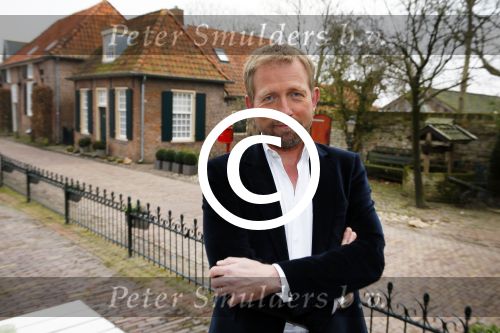 Bronkhorst 12 februari 2015
Presentatie boek Boer Jos en zijn vrouw Dycke.
Harm Edens reikt het uit