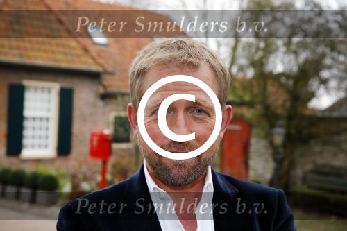 Bronkhorst 12 februari 2015
Presentatie boek Boer Jos en zijn vrouw Dycke.
Harm Edens reikt het uit