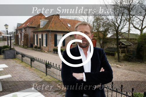 Bronkhorst 12 februari 2015
Presentatie boek Boer Jos en zijn vrouw Dycke.
Harm Edens reikt het uit