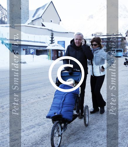 Lech 23 februari 2015
Harry Mens en zijn ex vrouw Suze Mens achter de kinderwagen met hun kleinkind in Lech