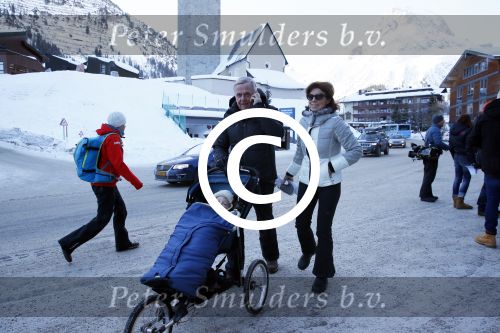Lech 23 februari 2015
Harry Mens en zijn ex vrouw Suze Mens achter de kinderwagen met hun kleinkind in Lech