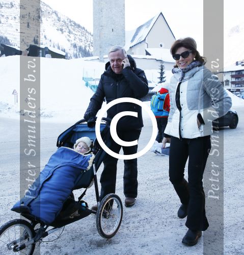 Lech 23 februari 2015
Harry Mens en zijn ex vrouw Suze Mens achter de kinderwagen met hun kleinkind in Lech