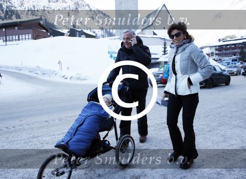 Lech 23 februari 2015
Harry Mens en zijn ex vrouw Suze Mens achter de kinderwagen met hun kleinkind in Lech
