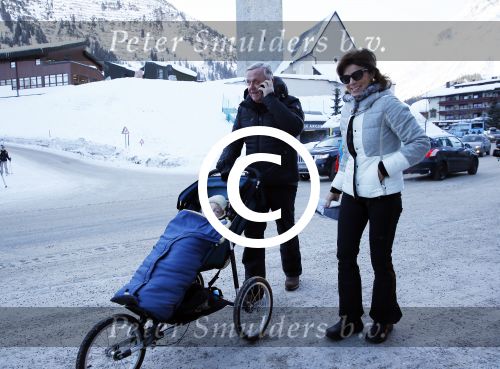 Lech 23 februari 2015
Harry Mens en zijn ex vrouw Suze Mens achter de kinderwagen met hun kleinkind in Lech