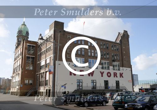 Rotterdam 1 maart 2015
Madonna en vriend Timo Scheffers hebben een penthouse gekocht in het nieuwe gebouw de Rotterdam naast Hotel New York in . Madonna wil vanaf hier met haar prive vliegtuig haar tour gaan maken. Het Penthouse is 750m2 met een dakterras van 70m2