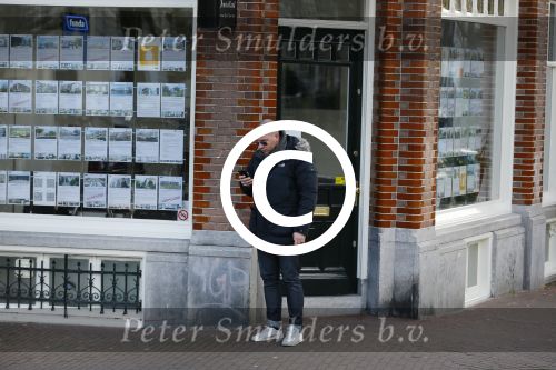 Amsterdam 17 februari 2015
Jeroen v Koningsbrugge met gsm / mobieltje op straat