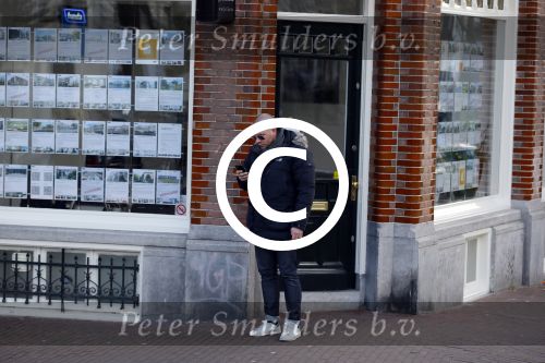 Amsterdam 17 februari 2015
Jeroen v Koningsbrugge met gsm / mobieltje op straat
