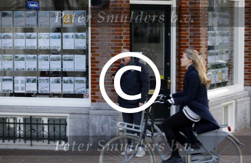 Amsterdam 17 februari 2015
Jeroen v Koningsbrugge met gsm / mobieltje op straat