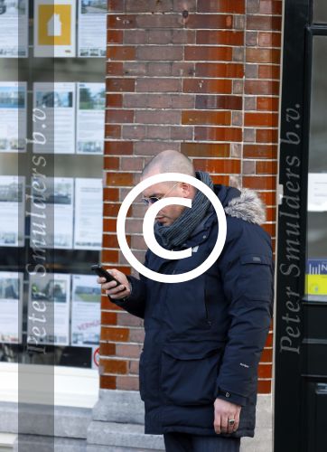 Amsterdam 17 februari 2015
Jeroen v Koningsbrugge met gsm / mobieltje op straat
