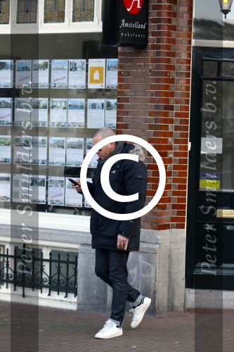 Amsterdam 17 februari 2015
Jeroen v Koningsbrugge met gsm / mobieltje op straat