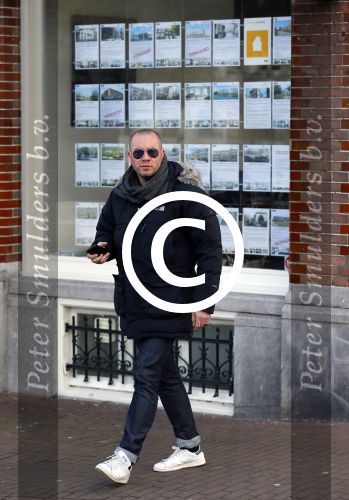 Amsterdam 17 februari 2015
Jeroen v Koningsbrugge met gsm / mobieltje op straat