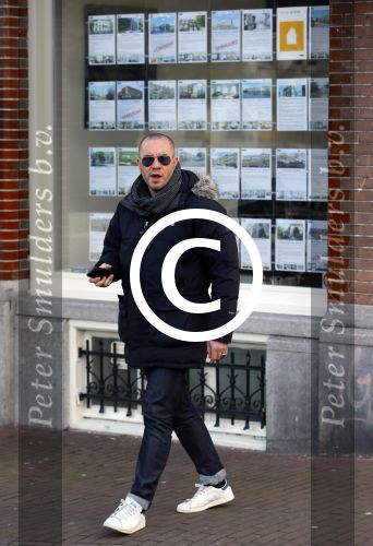 Amsterdam 17 februari 2015
Jeroen v Koningsbrugge met gsm / mobieltje op straat