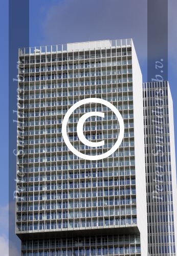 Rotterdam 1 maart 2015
Madonna en vriend Timo Scheffers hebben een penthouse gekocht in het nieuwe gebouw de Rotterdam naast Hotel New York in . Madonna wil vanaf hier met haar prive vliegtuig haar tour gaan maken. Het Penthouse is 750m2 met een dakterras van 70m2