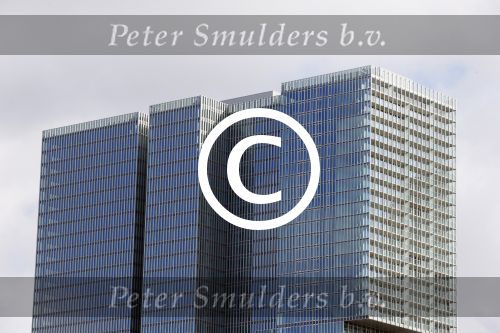 Rotterdam 1 maart 2015
Madonna en vriend Timo Scheffers hebben een penthouse gekocht in het nieuwe gebouw de Rotterdam naast Hotel New York in . Madonna wil vanaf hier met haar prive vliegtuig haar tour gaan maken. Het Penthouse is 750m2 met een dakterras van 70m2