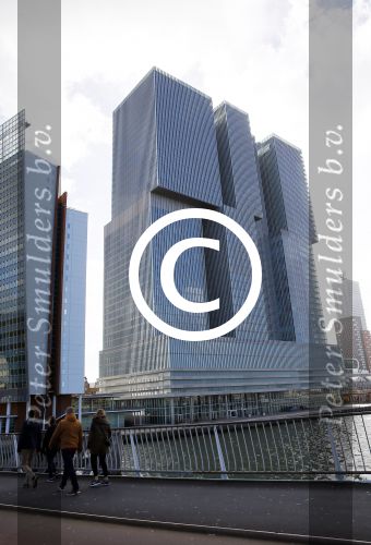 Rotterdam 1 maart 2015
Madonna en vriend Timo Scheffers hebben een penthouse gekocht in het nieuwe gebouw de Rotterdam naast Hotel New York in . Madonna wil vanaf hier met haar prive vliegtuig haar tour gaan maken. Het Penthouse is 750m2 met een dakterras van 70m2
