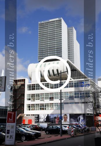 Rotterdam 1 maart 2015
Madonna en vriend Timo Scheffers hebben een penthouse gekocht in het nieuwe gebouw de Rotterdam naast Hotel New York in . Madonna wil vanaf hier met haar prive vliegtuig haar tour gaan maken. Het Penthouse is 750m2 met een dakterras van 70m2
