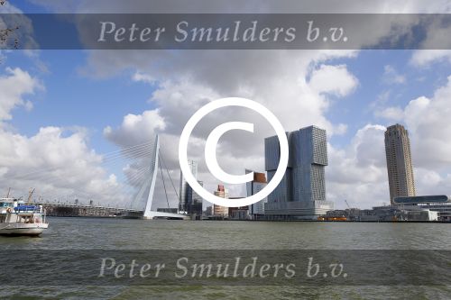 Rotterdam 1 maart 2015
Madonna en vriend Timo Scheffers hebben een penthouse gekocht in het nieuwe gebouw de Rotterdam naast Hotel New York in . Madonna wil vanaf hier met haar prive vliegtuig haar tour gaan maken. Het Penthouse is 750m2 met een dakterras van 70m2