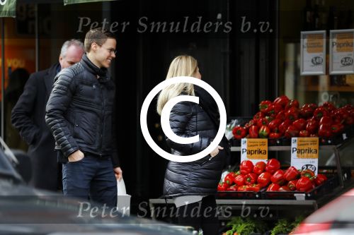 Amsterdam 17 februari 2015
Niklas Moisander met zijn zwangere vrouw/vriendin in amsterdam zuid.