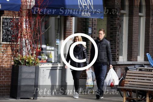 Amsterdam 17 februari 2015
Niklas Moisander met zijn zwangere vrouw/vriendin in amsterdam zuid.