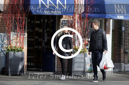 Amsterdam 17 februari 2015
Niklas Moisander met zijn zwangere vrouw/vriendin in amsterdam zuid.