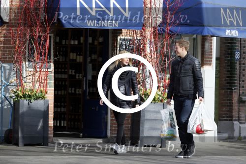 Amsterdam 17 februari 2015
Niklas Moisander met zijn zwangere vrouw/vriendin in amsterdam zuid.