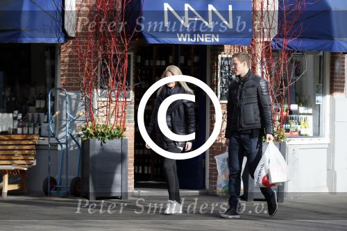 Amsterdam 17 februari 2015
Niklas Moisander met zijn zwangere vrouw/vriendin in amsterdam zuid.