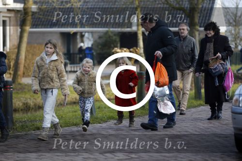 Uitdam Zuiderwoude Amsterdam 19 februari 2015
De ouders van katja Schuurman halen Sammie van School en Thijs heeft een nieuw appartement in Amsterdam.