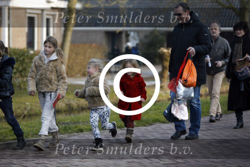 Uitdam Zuiderwoude Amsterdam 19 februari 2015
De ouders van katja Schuurman halen Sammie van School en Thijs heeft een nieuw appartement in Amsterdam.