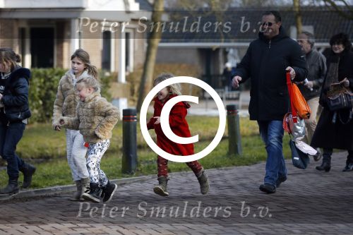 Uitdam Zuiderwoude Amsterdam 19 februari 2015
De ouders van katja Schuurman halen Sammie van School en Thijs heeft een nieuw appartement in Amsterdam.