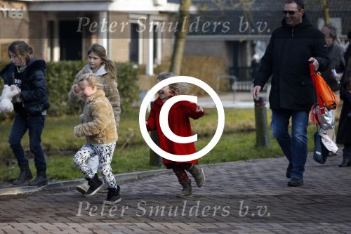 Uitdam Zuiderwoude Amsterdam 19 februari 2015
De ouders van katja Schuurman halen Sammie van School en Thijs heeft een nieuw appartement in Amsterdam.