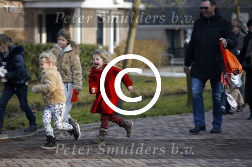 Uitdam Zuiderwoude Amsterdam 19 februari 2015
De ouders van katja Schuurman halen Sammie van School en Thijs heeft een nieuw appartement in Amsterdam.