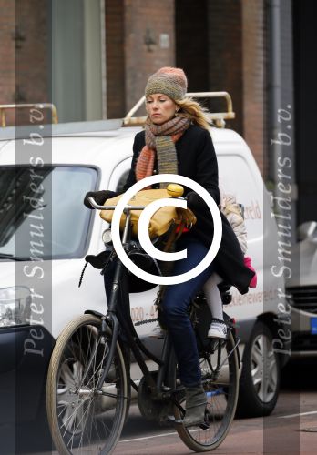 Amsterdam 4 maart 2015   
Susan Smit met dochter op de fiets.